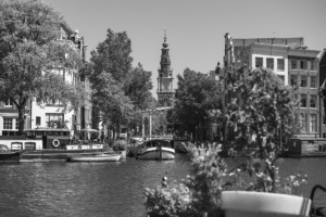 De Amstel in Amsterdam met uitzicht op de Zuiderkerk