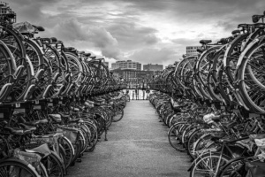 Het fietsplatform aan de Ruijterkade in Amsterdam